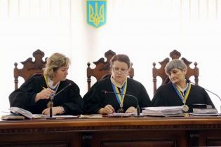 В Киеве работники суда просят не сокращать должностные оклады