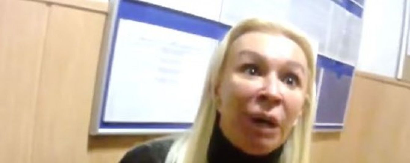 Скандальна білявка, що кидалася на поліцію, виявилася родичкою прокурора – ЗМІ