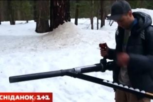 Американець перетворив машину для прибирання листя на кулемет, який стріляє сніжками