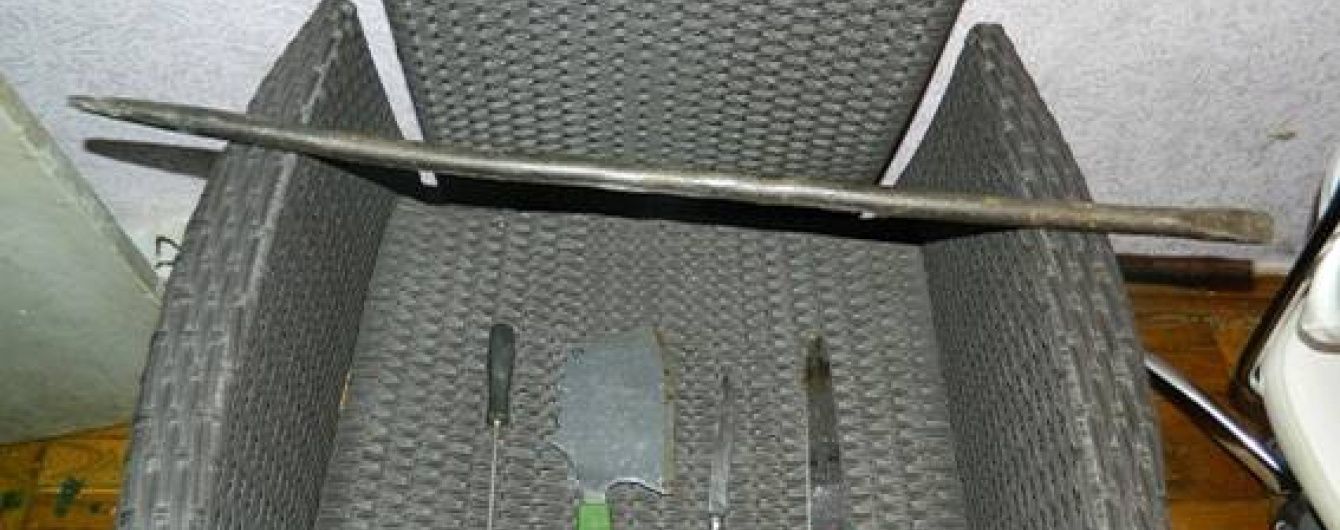 У Києві чоловік проломив ломом голову товаришу та взяв у заручники власних дітей