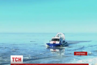 На Дніпрі крижина "вкрала" 30 відчайдушних рибалок