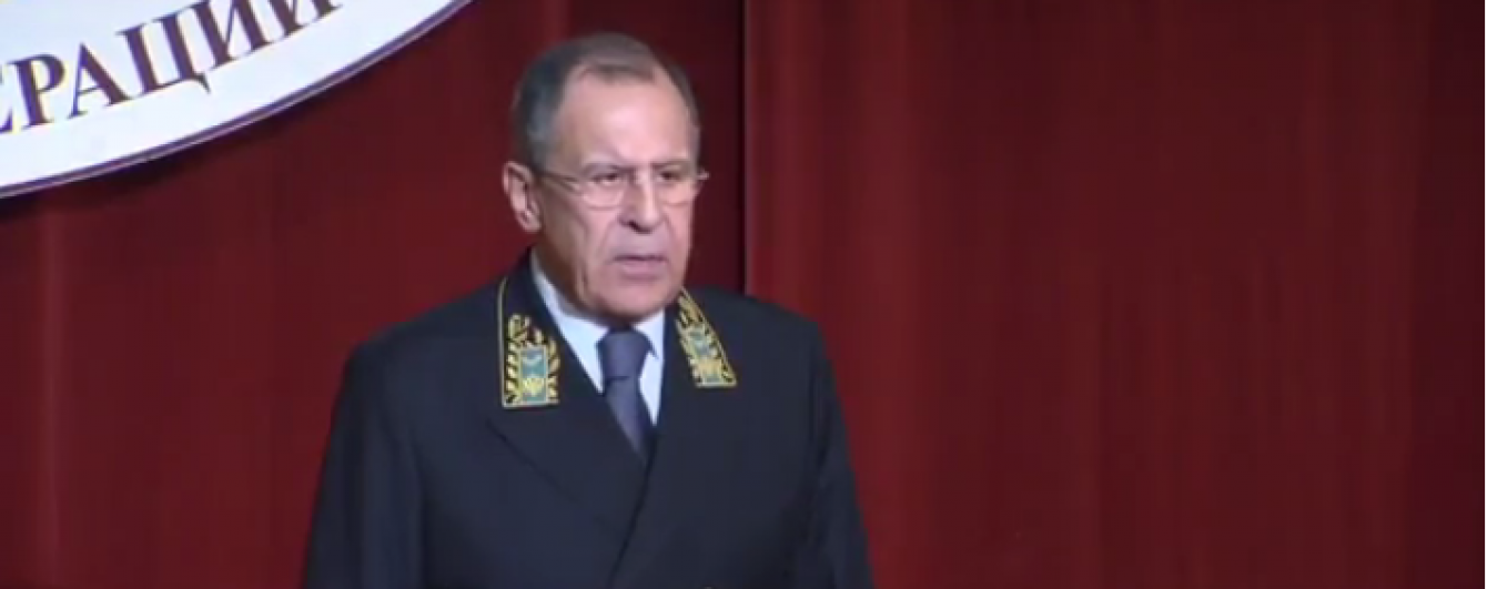 Лавров слідом за Захаровою приміряв "садо-мазо" костюм