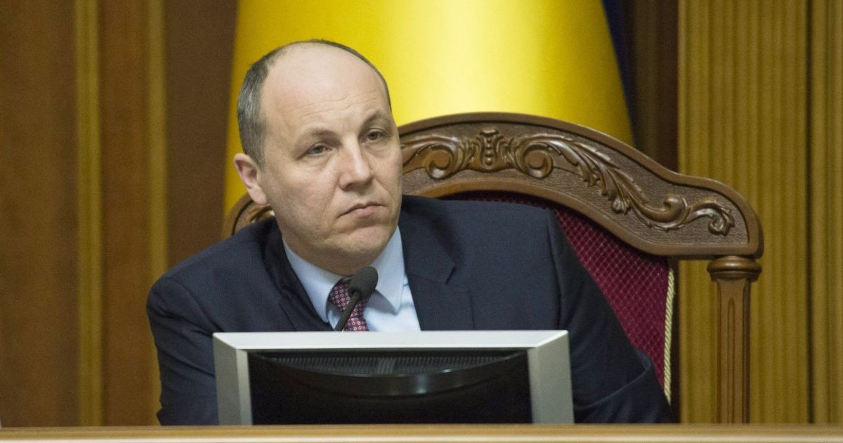 Парубий подписал закон о реинтеграции Донбасса, передав его Порошенко