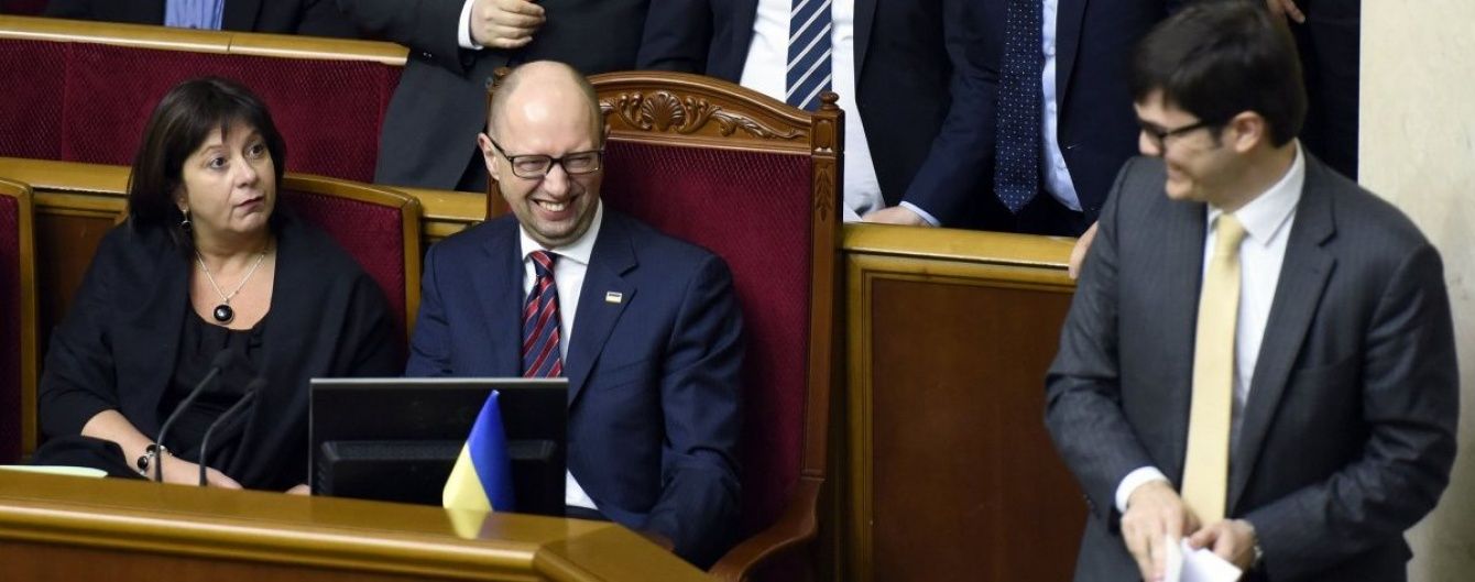 Корупційний скандал у владі: чи дасть МВФ грошей та чи відправлять уряд у відставку