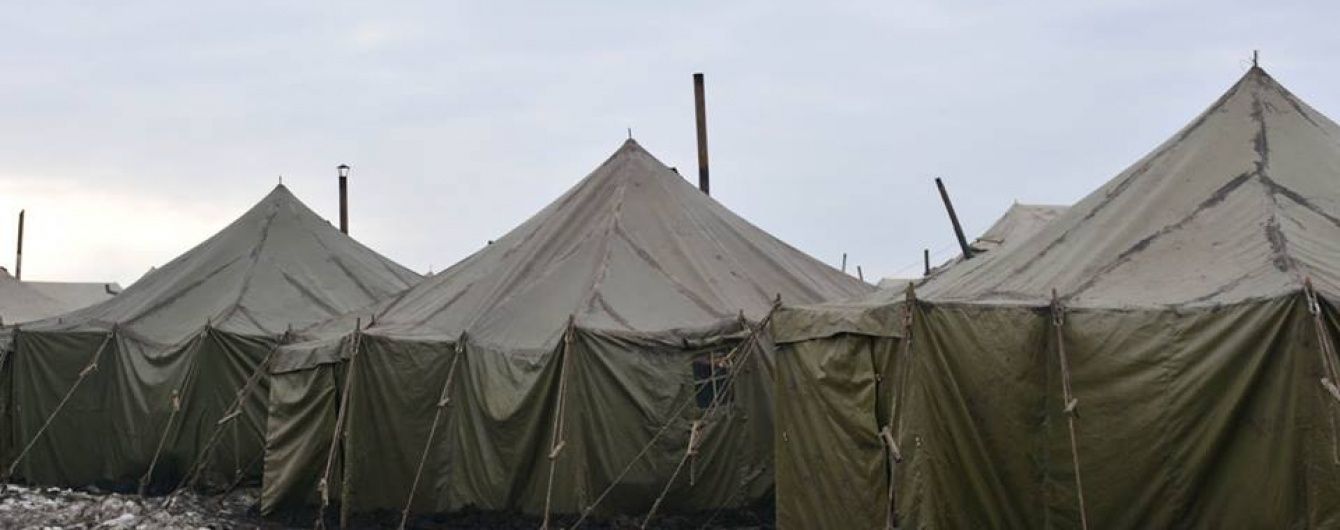 На скандальном полигоне "Широкий лан" произошел пожар в палаточном городке, пострадал военный