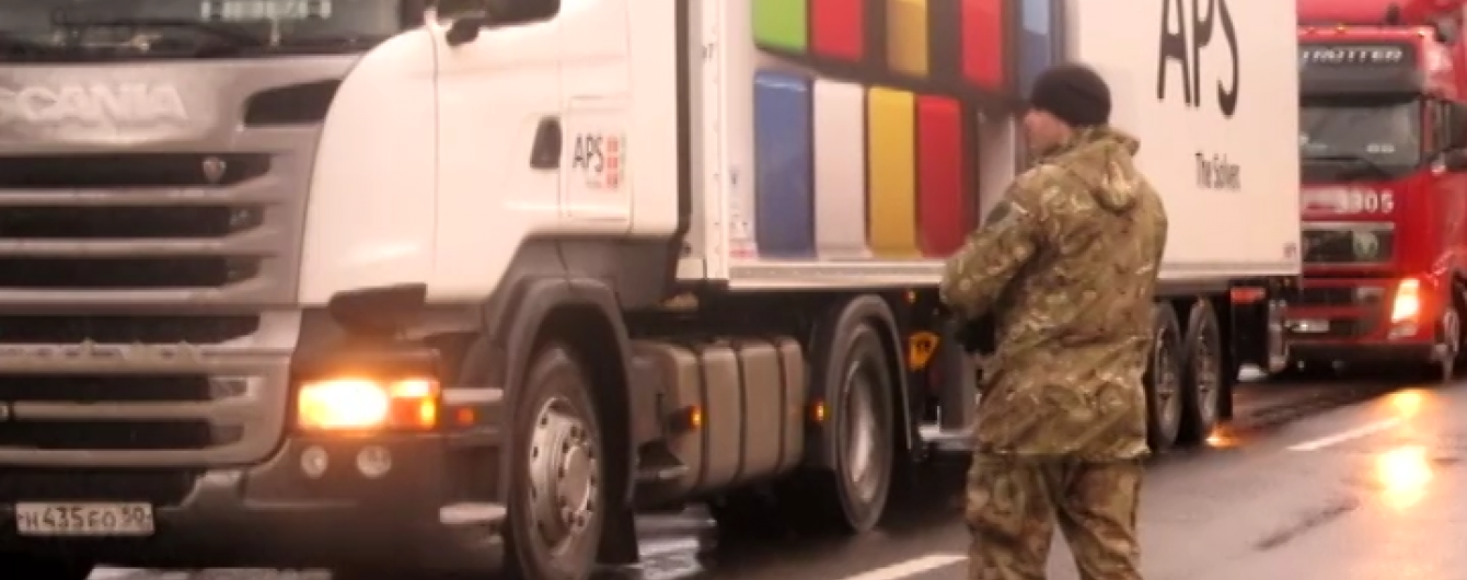 Активісти на Закарпатті почали блокувати російські фури