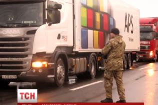 Активісти на Закарпатті почали блокувати російські фури