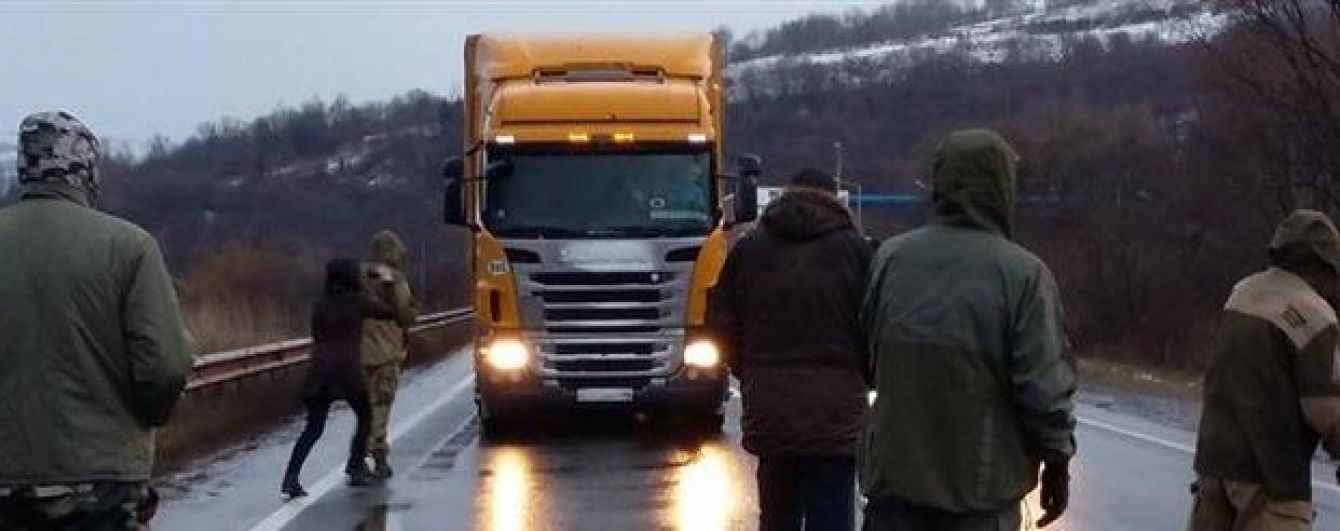 На Закарпатті на російські фури "полюють" мобільні дозори