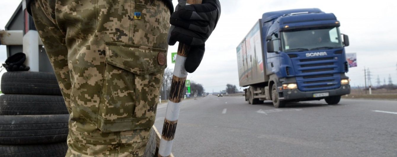 Уже девять областей Украины блокируют российские фуры