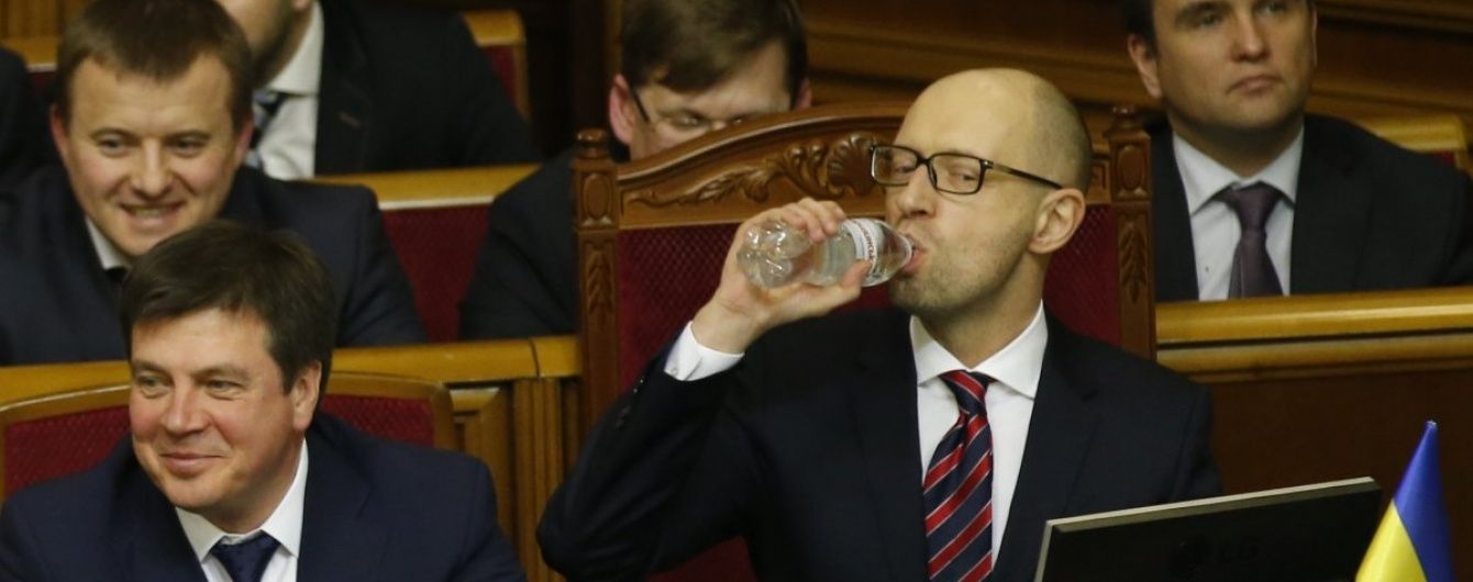 Юристи наполягають на здобутому Яценюком до осені імунітеті від відставки
