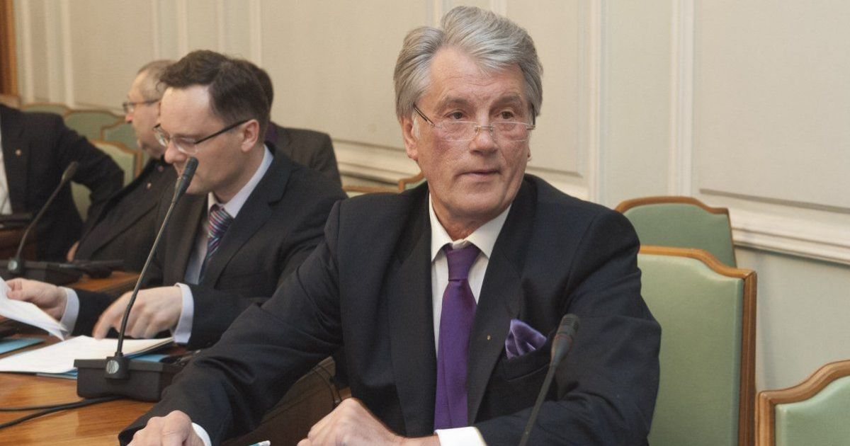 Ющенко з пилососом заходився рятувати антикварні килими від "молі-скотиняки"