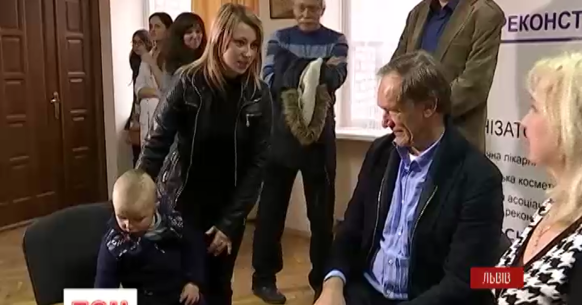У Львові німецький пластичний хірург взявся безкоштовно оперувати українських дітей