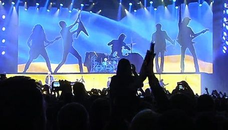 Легендарні Scorpions "вшкварили рок" на фоні українського прапора