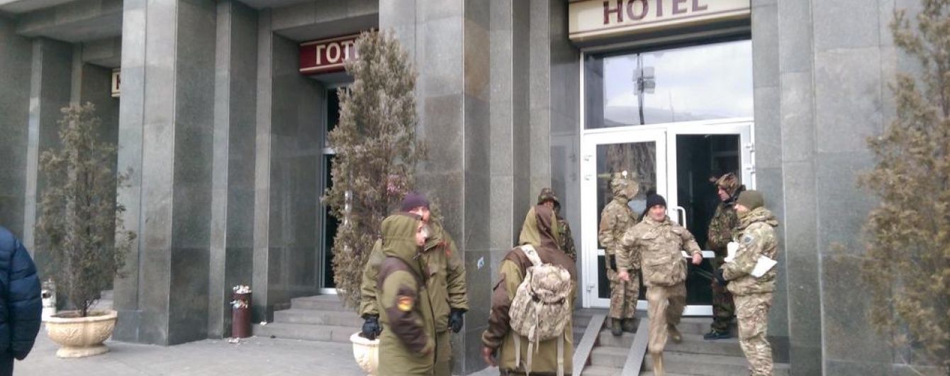Люди у камуфляжі на Майдані поштурхались з правоохоронцями
