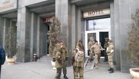 Люди у камуфляжі на Майдані поштурхались з правоохоронцями