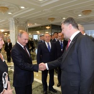 "Жму руку" и "Обнимаю": нардеп опубликовал разговор 2015 года "с голосами" Путина и Порошенко