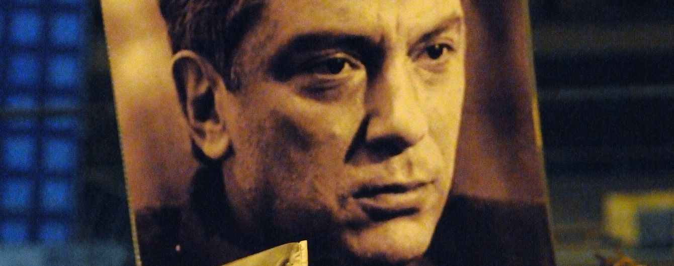 Річниця вбивства Нємцова: посол США поклав квіти до місця загибелі політика