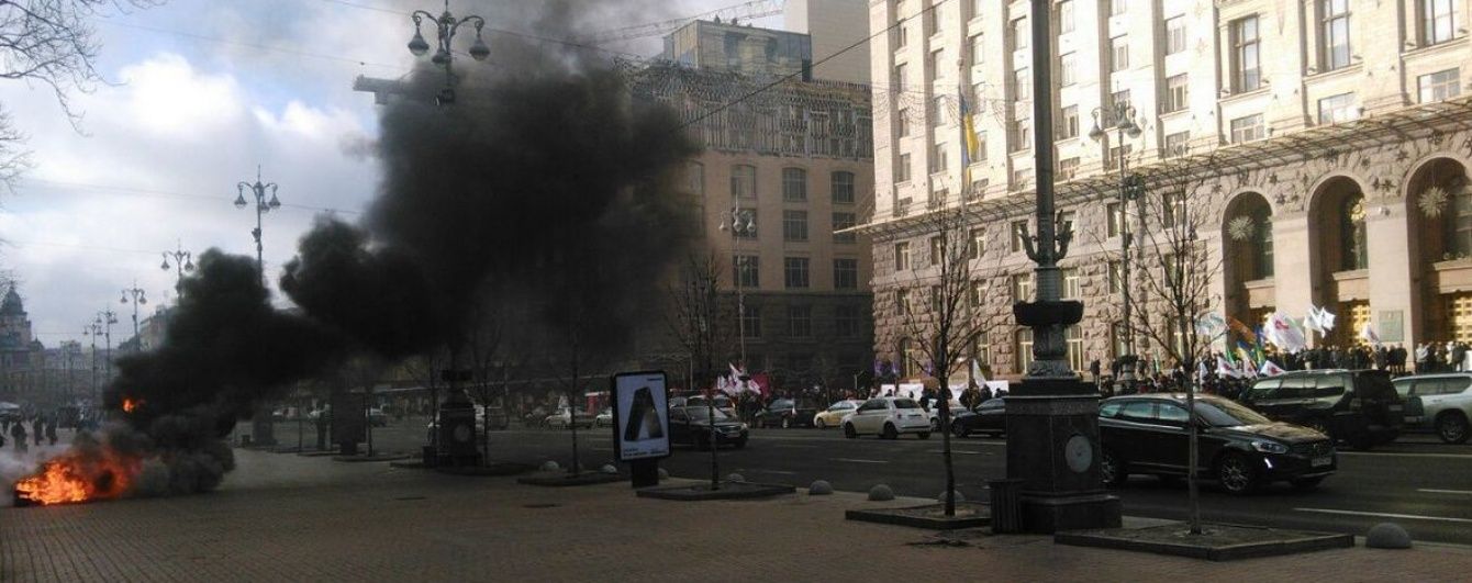 Палаючі шини та обурені таксисти. Як під стінами КМДА протестували проти Uber