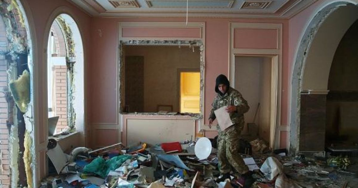 Український фотограф показав, на що мародери перетворили маєток Пшонки
