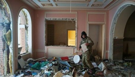 Український фотограф показав, на що мародери перетворили маєток Пшонки