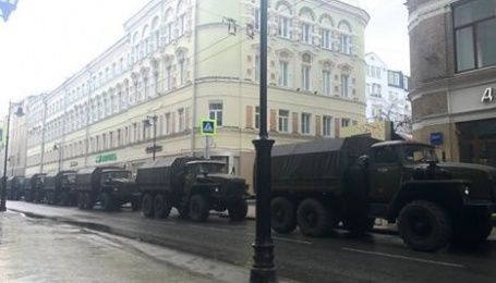 Роковини вбивства Нємцова: перші арешти та військові вантажівки