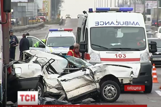 Під Києвом іномарка влетіла у дві фури: аварія обірвала життя 23-річної дівчини
