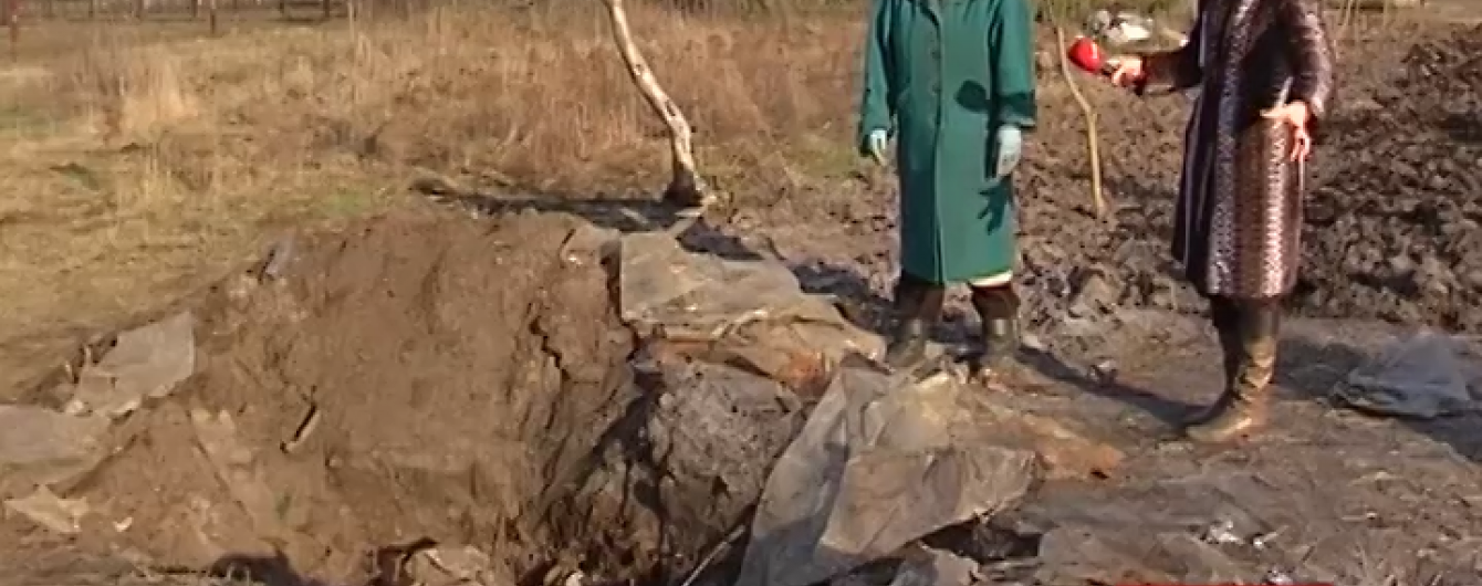 Дачниця зарубала сокирою свого чоловіка та закопала його по частинах у саду