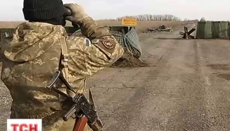 Контрабанда в "сірій зоні" на Донбасі. Як силовики "кришують" нелегальний бізнес