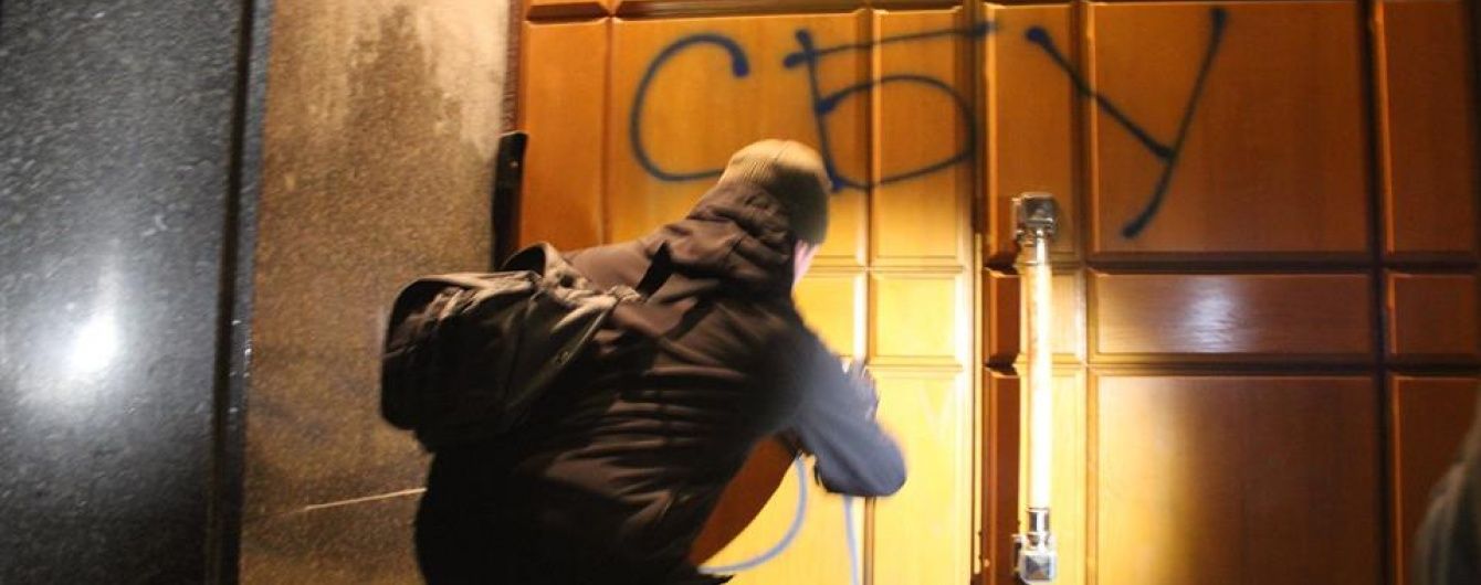 "Азов" та активісти пішли з-під будівлі СБУ у Києві, проте мають повернутися вранці