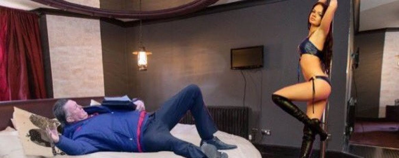 Пірнання Ван Гала: у Мережі висміяли демонстративне падіння тренера "Манчестер Юнайтед"
