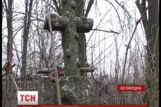 На Житомирщине парня вывезли на кладбище и пытались сжечь заживо