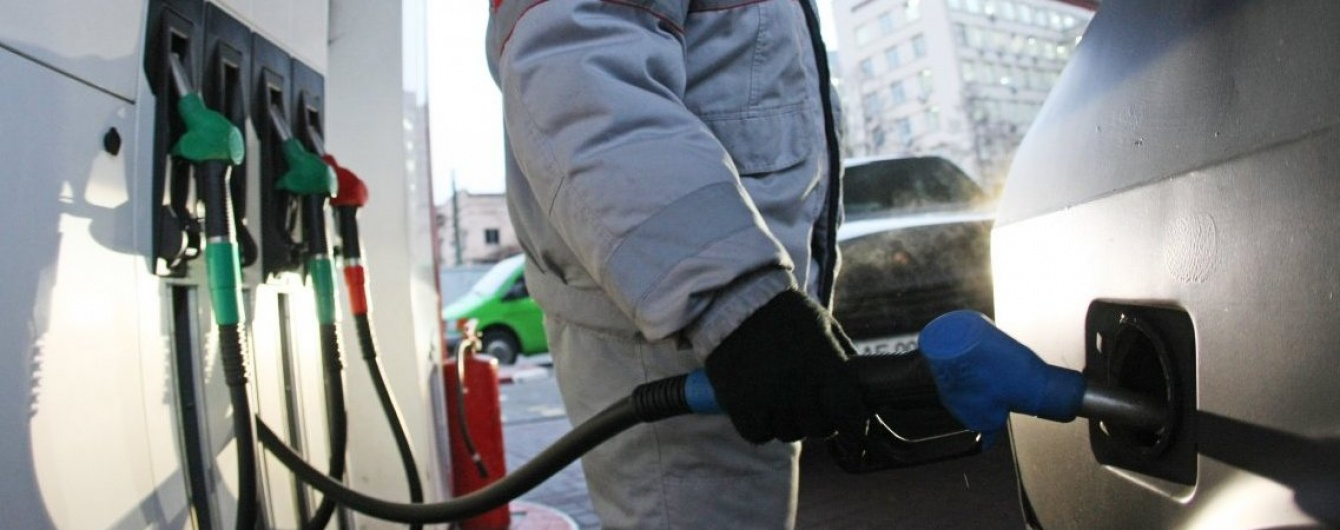 Сколько стоит заправить авто на АЗС утром 17 ноября