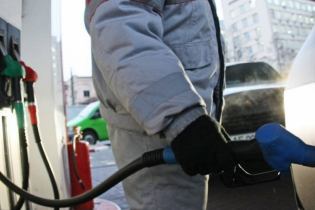 Сколько стоит заправить авто на АЗС утром 17 ноября