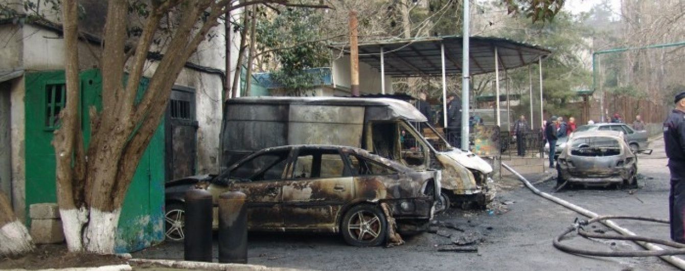 В окупованому Криму за ніч спалили дев'ять автомобілів