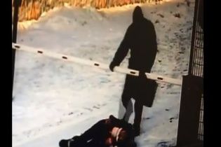 У Росії чоловік жорстоко побив 12-річну школярку за голосний спів на вулиці