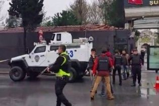 У Стамбулі пролунав вибух: дві терористки забарикадувалися у будівлі, а поліція готується до штурму