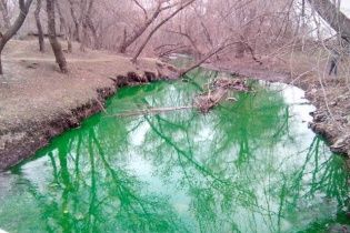 У Кіровограді вода в річці стала яскраво-зеленою