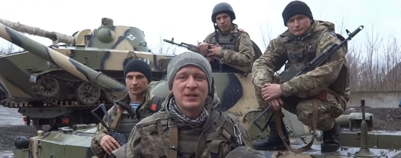 "Ви - тепло, до якого ми завжди повертаємося". Десантники з передової зворушливо привітали жінок
