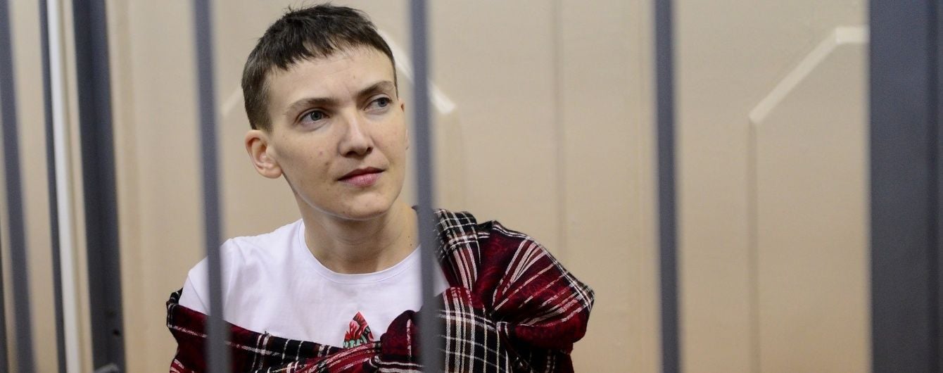 Надежду Савченко в наручниках привезли к зданию суда
