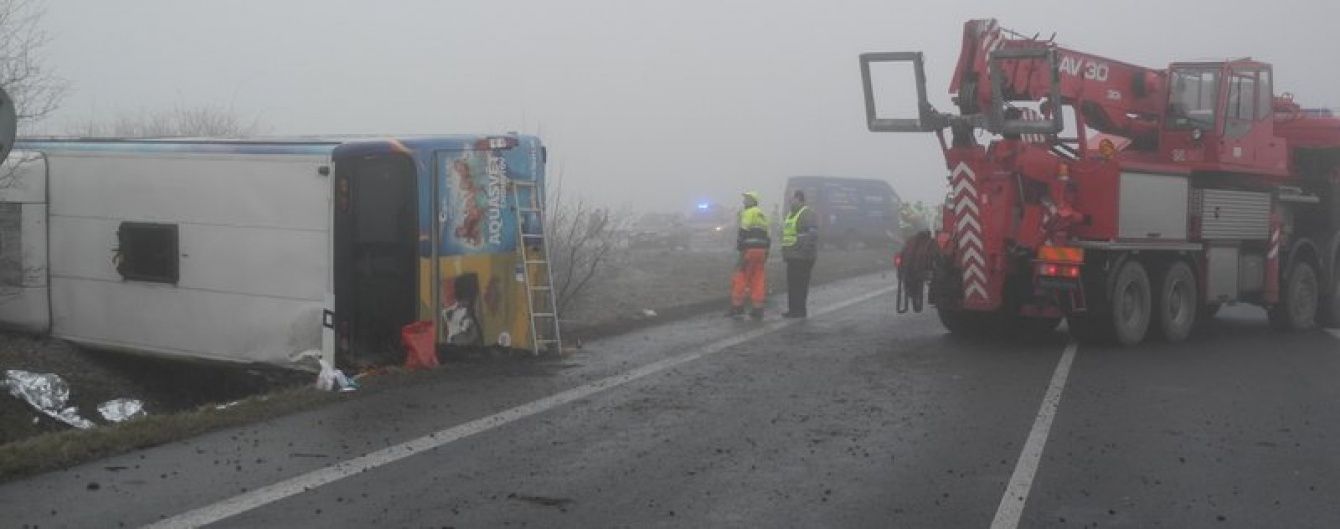У Чехії автобус з дітьми вилетів у кювет, є постраждалі