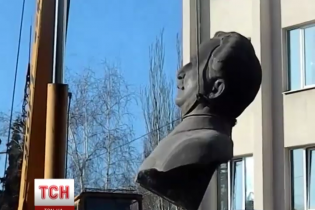 У Запоріжжі "розібралися" з пам'ятником Орджонікідзе