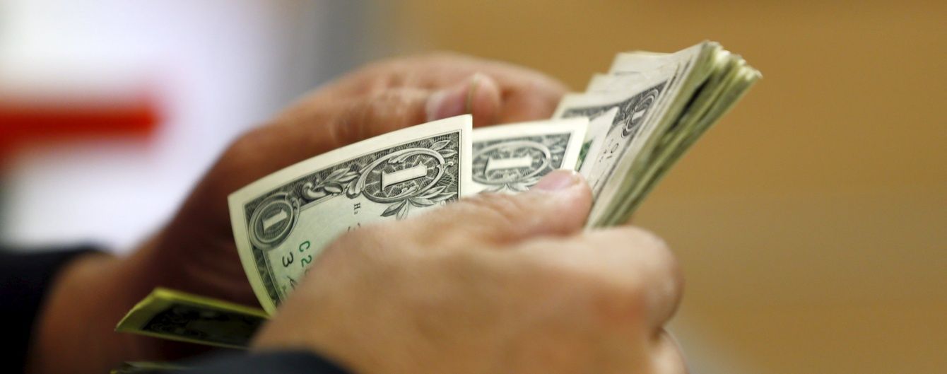 Доллар и евро продолжают активно дешеветь в курсах Нацбанка. Инфографика