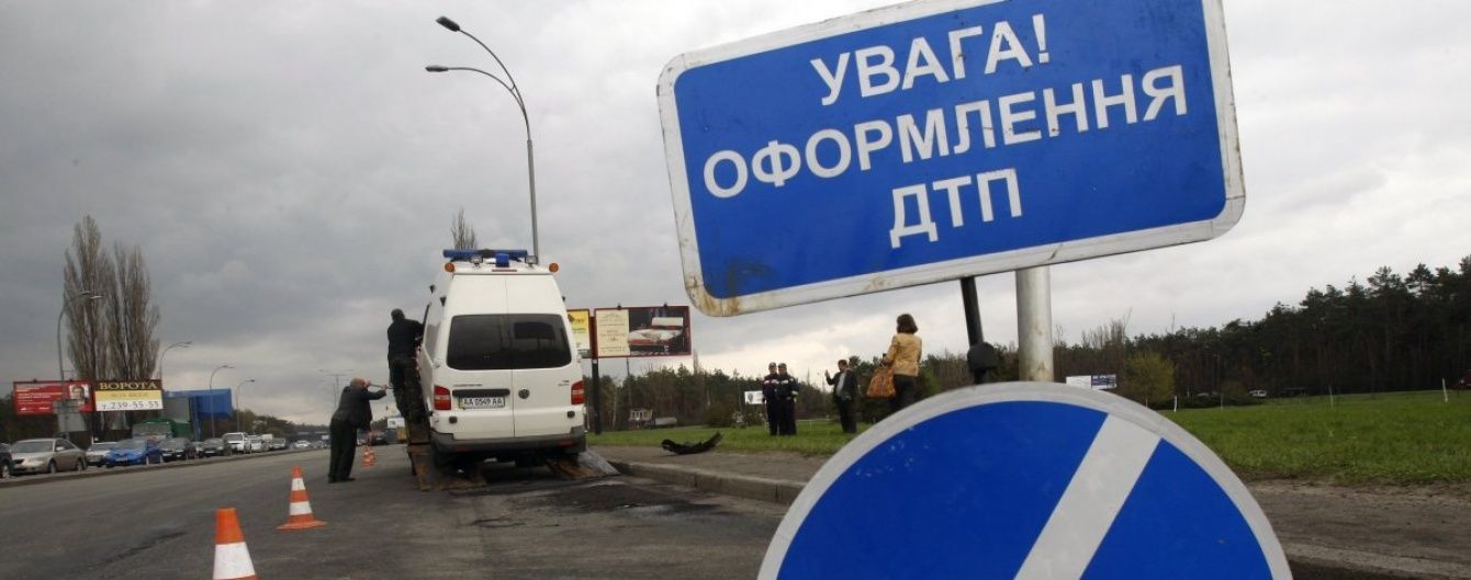 Біля Хмельницького рейсовий автобус влетів у вантажівку, є постраждалі
