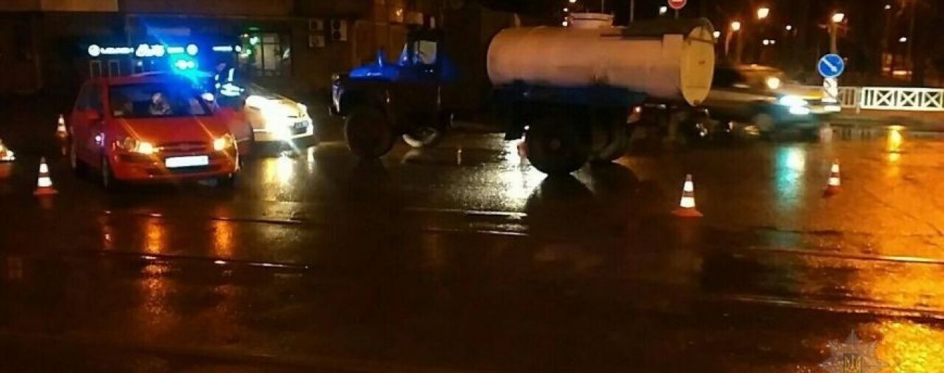 У Харкові водовіз протаранив легковик, є постраждалі