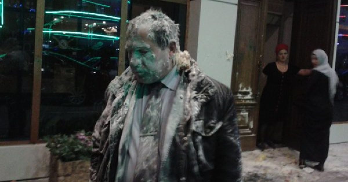 У Грозному побили і закидали яйцями відомого правозахисника