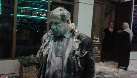 У Грозному побили і закидали яйцями відомого правозахисника