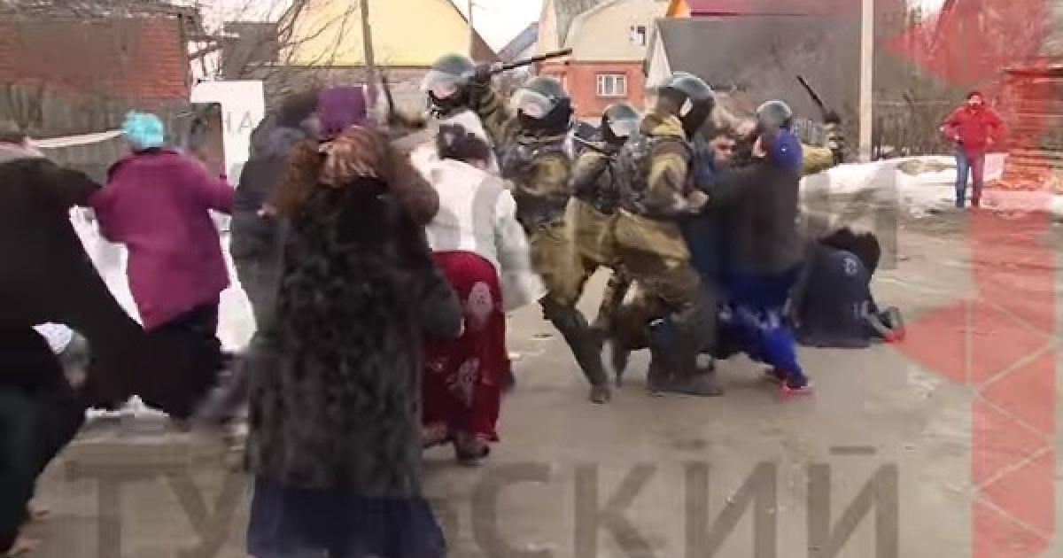 Затримання бунтарів. У Росії ОМОН із кийками розігнав повстання циган