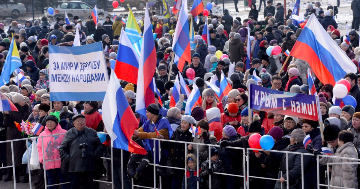 Під наглядом ОМОНу і зі знесенням меморіалу Немцову: як у Москві "святкують" річницю окупації Криму