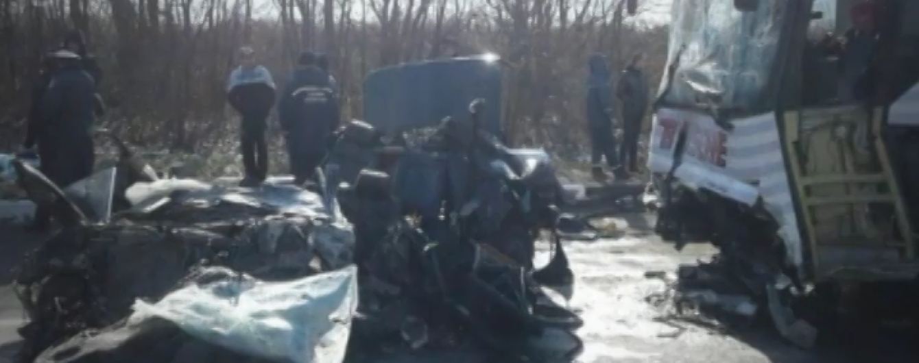 Лобове зіткнення легковика і автобуса на Волині: загинули одразу чотири людини