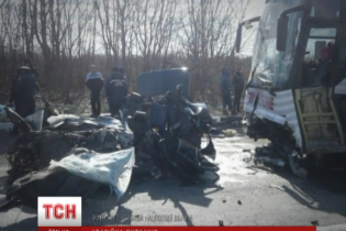 Лобове зіткнення легковика і автобуса на Волині: загинули одразу чотири людини